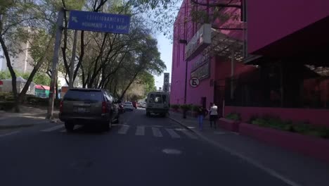 Siguiendo-Un-Auto-En-Una-Gran-Avenida-En-La-Ciudad-De-México