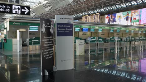 Empty-airport-in-Roma,-corona-virus-in-Italy,-panning-shot