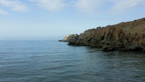 Wunderschöne-Luftaufnahme-Eines-Ruhigen-Und-Friedlichen-Strandes-Namens-Puerto-Inca-In-Peru