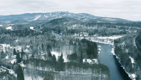 Paisaje-Invernal---Drone-Volando-Con-Zoom---4k---Montañas---Secuencia-De-Mont-Tremblant-005-012