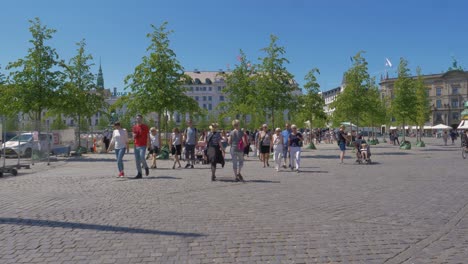 Gleichmäßiger-Zeitlupenclip-Von-Menschen,-Die-An-Einem-Heißen-Sommertag-In-Kopenhagen-Spazieren-Gehen