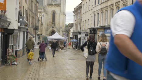 Belebte-Straße-In-Kleiner-Britischer-Stadt-Am-Ersten-Tag-Der-Lockerung-Der-Virusmaßnahmen