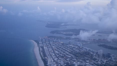 Schuss-Aus-Einem-Flugzeug-Am-Abend-Der-Stadt-Und-Des-Strandes-Von-Miami,-Florida