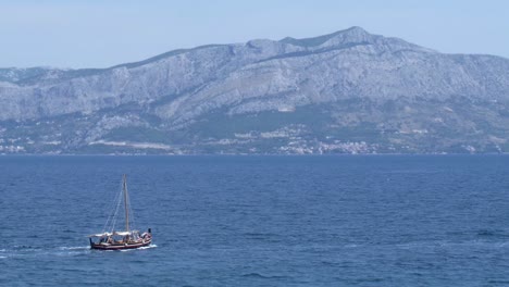 Ein-Kleines-Segelboot-Auf-Der-Adria-Mit-Möwen-Darüber