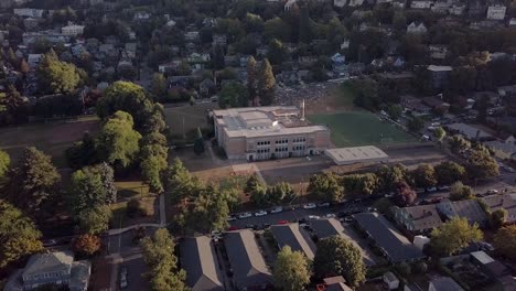 Gente-Reunida-Para-Ver-Swiffs-En-La-Escuela-Primaria-Chapman-En-El-Noroeste-De-Portland.