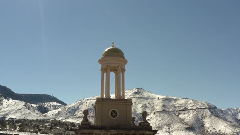 Kran-Nach-Oben-Schwenk-Nach-Unten-Drohnenaufnahme-Eines-Kleinen-Turms-Im-Winter