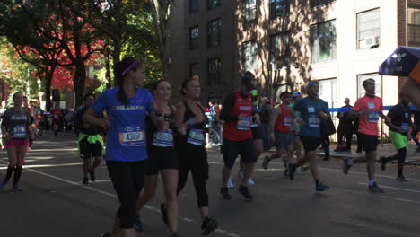 Corredores-De-Maratón-De-Nueva-York-En-Los-árboles-En-Cámara-Lenta.