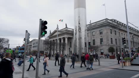 Dublins-Innenstadt,-Halfpenny-Bridge,-Stark-Befahrene-Straßenkreuzung