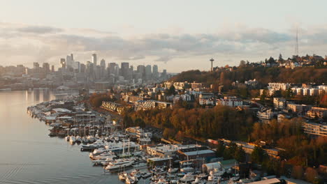 Drohnen-Luftaufnahme-über-Dem-Lake-Union-Mit-Der-Skyline-Von-Seattle-Im-Hintergrund