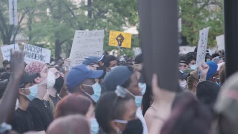 Toma-Panorámica-Larga-De-Una-Masa-De-Manifestantes-En-Una-Manifestación-De-Black-Lives-Matter-En-Ottawa.