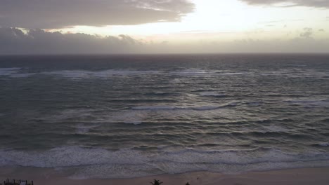 Atemberaubende-Drohnen-Luftaufnahme-Des-Sonnenaufgangs-über-Einem-Wunderschönen,-Leeren-Tropischen-Strand