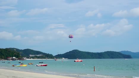 Menschen-Gehen-Am-Cenang-Beach-Langkawi-Parasailing