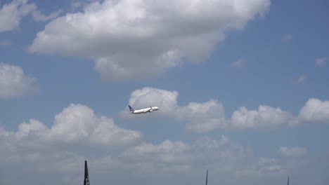 Un-Clip-De-Aviones-Despegando-De-Un-Aeropuerto-De-Houston.