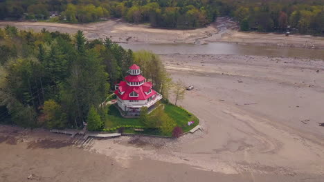 Steigende-Drohnenparallaxe-Des-Leuchtturms-Am-Trockengelegten-Wixom-Lake-In-Michigan