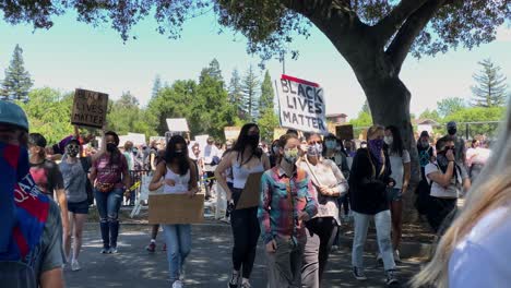 Protesta-Pacífica-Con-Cientos-De-Personas-Con-Carteles-Provenientes-De-Burgess-Park,-Menlo-Park,-California,-El-1-De-Junio-De-2020.