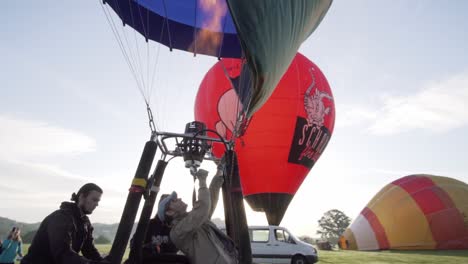 Zoom-Panorámico-Hacia-El-Primer-Plano-Mientras-El-Equipo-Lucha-Por-Prepararse-Para-El-Vuelo