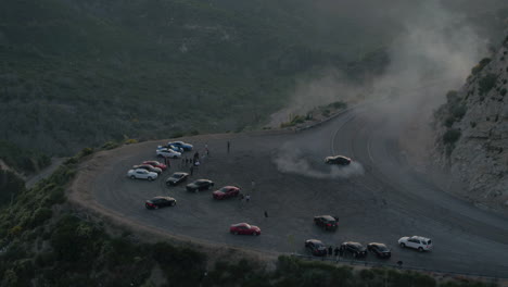 Schuss-Von-Muskel--Und-Sportwagen,-Die-Donuts-Und-Burnouts-Mit-Einem-Autoclub-Im-Angeles-National-Forest-In-Südkalifornien-Während-Des-Sonnenuntergangs-Machen