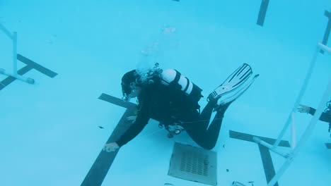 Ein-Tauchlehrer-Bringt-Einer-Sehbehinderten-Frau-Das-Tauchen-Und-Schwimmen-Durch-Hindernisse-Bei