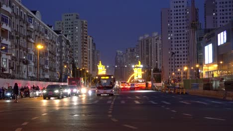 Autobús-Moviéndose-En-La-Calle-Y-Muchos-Conductores-De-Motos