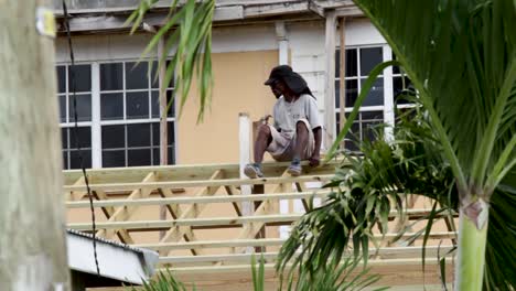 Voluntario-Ayuda-A-Reconstruir-El-Techo-Que-Fue-Destruido-Por-Un-Huracán-En-El-Caribe.