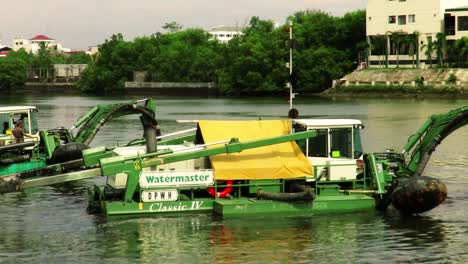 Bagger-Führen-Reinigungs--Und-Wartungsarbeiten-Am-Fluss-Iloilo,-Western-Visayas,-Philippinen,-Durch