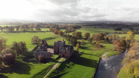 Luftaufnahmen,-Die-Sich-Rückwärts-Bewegen-Und-Brougham-Castle-Im-Schönen-Herbstlicht-Enthüllen