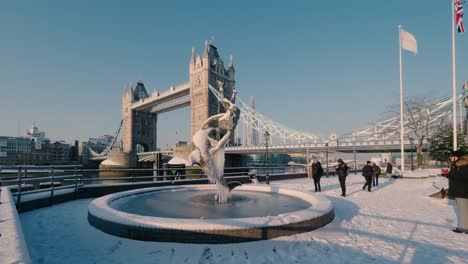 La-Escultura-De-La-Fuente-Se-Llama-&quot;La-Niña-Del-Delfín&quot;-Y-Fue-Creada-Por-David-Wynne.