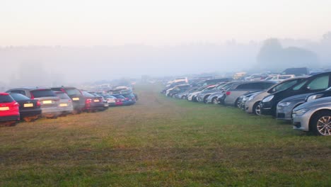 Los-Coches-Se-Aparcan-En-El-Campo-Durante-El-Festival.