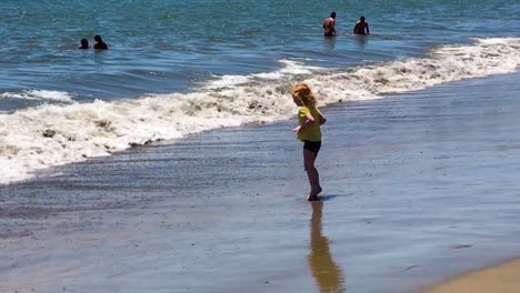 Kleines-Mädchen-Spielt-Mit-Wellen-Und-Genießt-Die-Tropische,-Exotische-Meeresküste