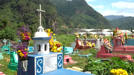 Colorido-Cementerio-Latinoamericano-Con-Un-Entorno-Natural