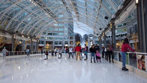 Multitudes-De-Personas-Disfrutan-Patinando-En-Una-Pista-De-Hielo-Al-Aire-Libre-En-Un-Centro-Comercial-Local.