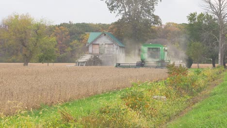 Ein-Mähdrescher-Vom-Typ-John-Deere-9600-Erntet-Sojabohnen-Auf-Pelee-Island,-Dem-Südlichsten-Besiedelten-Punkt-Kanadas.