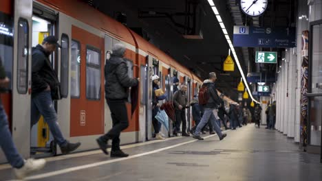 Personas-Que-Viajan-Al-Trabajo-Saliendo-Del-Tren-Después-De-Su-Llegada