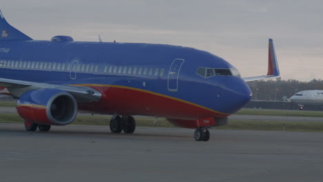 Avión-A-Reacción-Del-Suroeste-Se-Detuvo-En-La-Pista-Esperando-La-Autorización-Del-Control-De-Tráfico-De-Vuelo