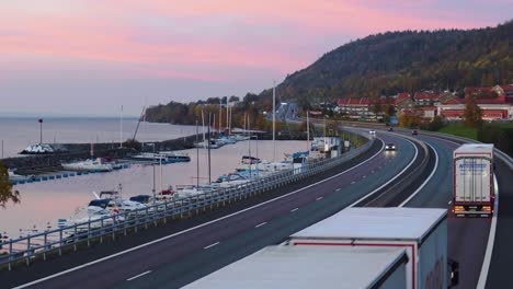 Tráfico-Ligero-En-La-Autopista-E4-Después-De-Un-Día-De-Otoño-Inusualmente-Cálido-En-Octubre-En-Suecia