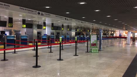 Puertas-Cerradas-Del-Aeropuerto-En-Vuelos-En-Huelga,-Retraso-Y-Cancelación-Del-Paro-Laboral,-Causado-Por-La-Negativa-Masiva-De-Los-Empleados-A-Trabajar-Por-Mejores-Derechos.