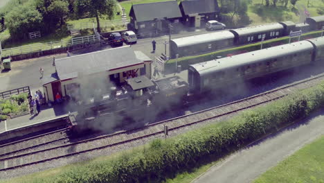 Die-Kent-East-Sussex-Dampflokomotive-Im-Bahnhof-Bodiam-Betritt-Tagesausflügler-Auf-Der-Strecke-Nach-Tenterden