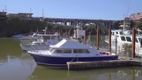 Barcos-Atracados-En-Depoe-Bay,-El-Puerto-Más-Pequeño-Del-Mundo.