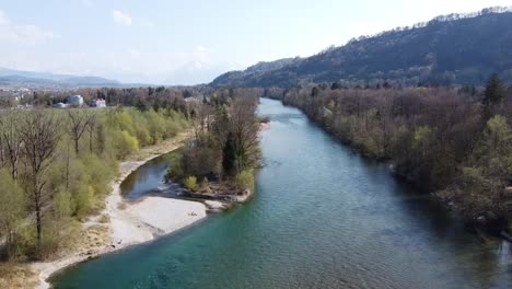 Drohnenflug-über-Den-Berühmten-Fluss-Aare-In-Der-Schweiz-Mit-Grüner-Umgebung