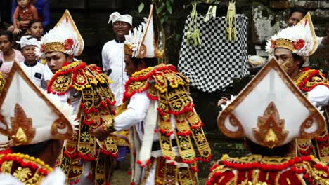 Balinesische-Männer-Tanzen-In-Einer-Traditionellen-Zeremonie-Im-Dorf-In-Der-Nähe-Von-Ubud,-Indonesien