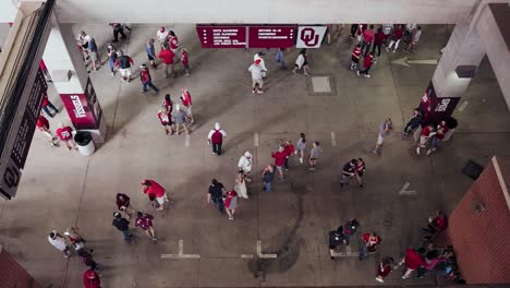 Los-Aficionados-Se-Arremolinan-Debajo-De-Las-Gradas-Del-Estadio-Oklahoma-Sooners.