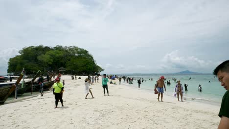 Los-Viajeros-Viajan-A-La-Isla-En-Barco-Para-Ver-La-Belleza-Y-Tomar-El-Sol-Frente-A-La-Playa,-Con-Una-Playa-Larga,-Apta-Para-Nadar-En-Krabi-En-Tailandia