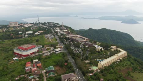 Beautiful-scenery-landscape-top-of-the-mountain,-buildings-close-to-the-cliff