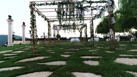 Clip-Portátil-Con-Plataforma-Rodante-De-Un-Largo-Pasillo-De-Bodas-Antes-Del-Día-De-La-Boda-En-Un-Día-Soleado