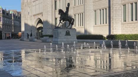 Brunnen-Auf-Dem-Marischal-Square-Mit-Einer-Dame,-Die-Ein-Foto-Von-Der-Statue-Von-Robert-The-Bruce-Macht