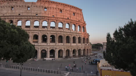 Time-Lapse-Roma-Coliseo-Día-A-Noche-Con-Turistas-Caminando