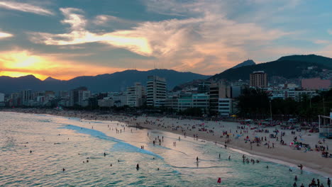 Copacabana-Durante-El-Atardecer-Copacabana-Durante-El-Atardecer