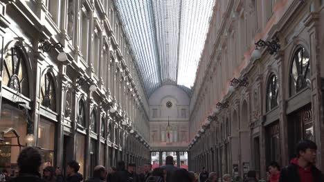 Interior-De-Las-Galerías-Reales-Saint-Hubert,-En-El-Centro-De-Bruselas,-Bélgica