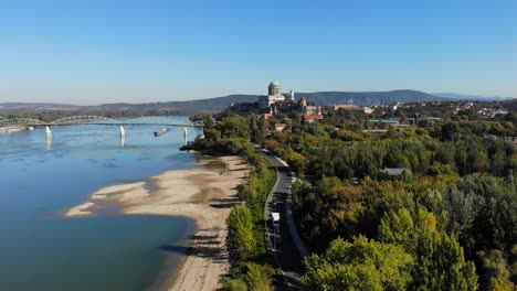 Vista-Aérea-De-La-Basílica-Católica-Romana-Y-El-Río-Danubio-En-Esztergom,-Hungría.