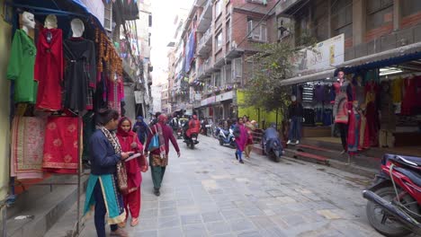 Gimble-Shot-Caminando-Por-Una-Calle-En-Katmandú,-Nepal